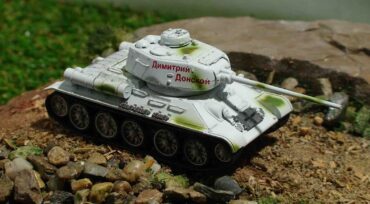 T-34/85 Mod.1944 , Tank Column "Dimitri Donskoy" 38 th. independent Tank Regiment Red Army , 1945.Dragon Armor DR 60256.