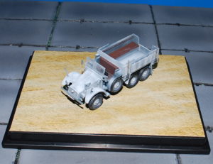 Kfz.70 Krupp Protze.Winter Camouflage.Modely vojenské techniky. Dragon. Modely tanků . Modely letadel . Sběratelské modely . Modely vrtulníků . Hotové modely . Sběratelské modely letadel. Sběratelské modely vojenské techniky a tanků. Kovové modely. Diecast models aircraft , helicopters , military vehicles , tanks .
