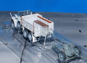 Kfz.70 Krupp Protze.6x4.PaK 35/36. Modely vojenské techniky. Dragon. Modely tanků . Modely letadel . Sběratelské modely . Modely vrtulníků . Hotové modely . Sběratelské modely letadel. Sběratelské modely vojenské techniky a tanků. Kovové modely. Diecast models aircraft , helicopters , military vehicles , tanks .