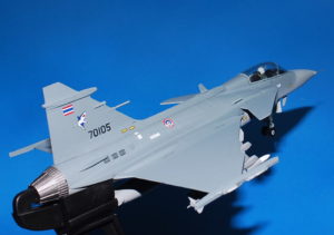 Saab JAS 39 Gripen.Modely letadel.Diecast models aircraft.J Fox JF72-43-001. Modely dopravních letadel. Modely vrtulníků. Diecast models helicopters. Diecast models cars. Modely vojenské techniky. Diecast models military vehicles, Modely raket. Diecast models rockets. Sběratelské modely. Hotové modely. Sběratelské modely letadel. Kovové modely.