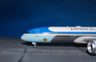B787.Boeing 787-9 Dreamliner.78000 USAF.UNITED STATES OF AMERICA.Modely dopravnich letadel.Diecast models airlines.InFlight 200 B-USAF-789-01P.Modely letadel. Diecast models aircraft. Modely vrtulníků. Diecast models helicopters. Diecast models cars. Modely vojenské techniky. Diecast models military vehicles. Modely raket. Diecast models rockets. Sběratelské modely. Hotové modely. Sběratelské modely letadel. Kovové modely.