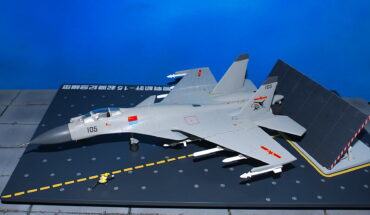 Shenyang J-15 Flying Shark ( Su-33 Flanker-X2 ), '105' PLA NAVY , Aircraft Carrier Liaoning + Carrier Deck -Diorama.Air Force1 AF1-0055A.