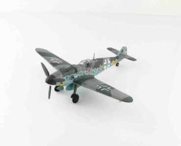 Modely letadel Bf 109 Messerschmitt Bf109 Hobby Master HA8755 - Messerschmitt Bf 109G-6 , ‚1‘ (W.Nr.20499) „Karaya" Oblt. Erich Hartmann 9./JG 52 (Jagdgeschwader 52) Luftwaffe 1943 Diecast models aircraft Modely dopravních letadel Diecast models airplanes airliner Modely vrtulníků Diecast models helicopters Modely aut Diecast models cars Modely vojenské techniky Diecast models military vehicles Modely raket Diecast models rockets Sběratelské Hotové Kovové modely